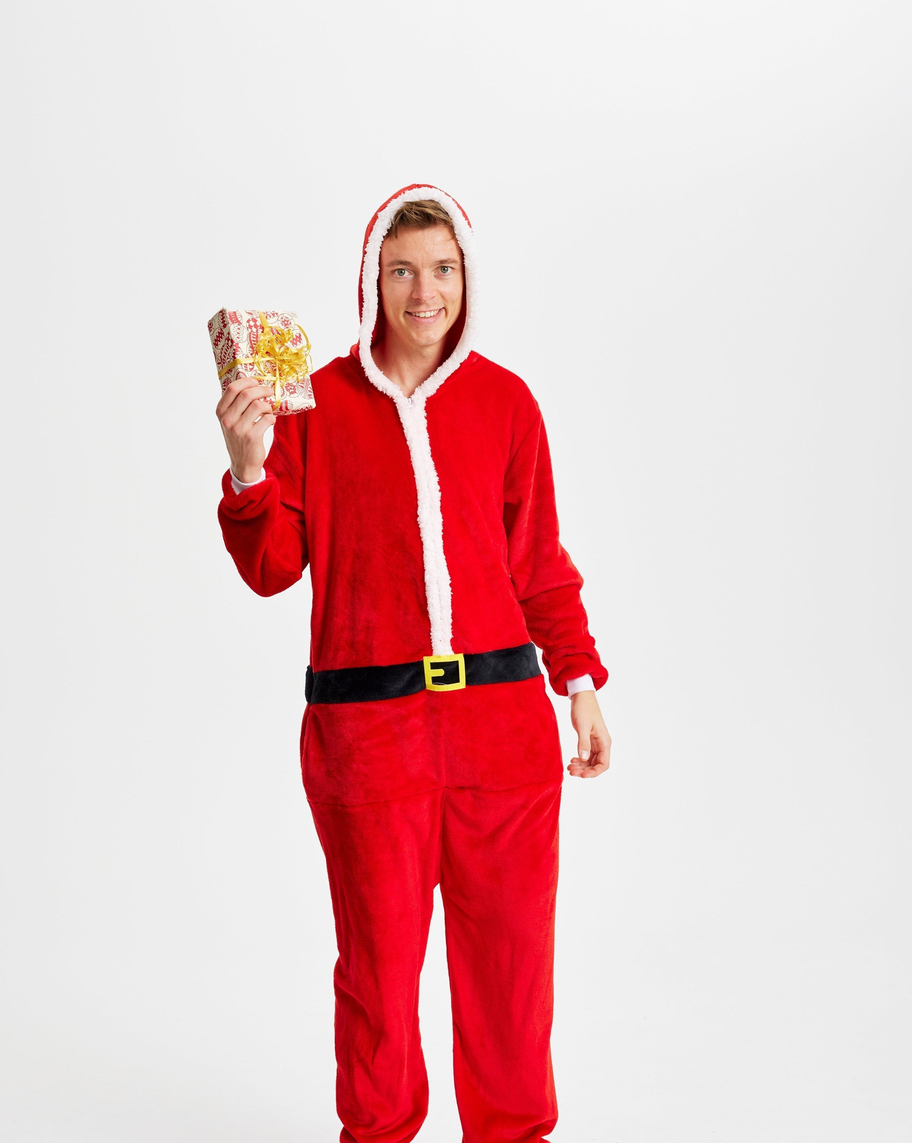 Un homme habillé en Père Noël.